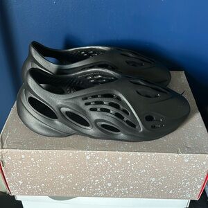 Yeezy foam runners onyx Size 9